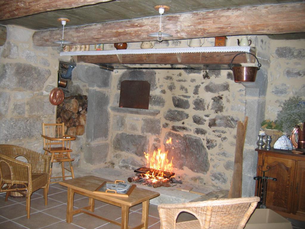 La Ferme Des Genets Bed & Breakfast Medeyrolles Exterior photo
